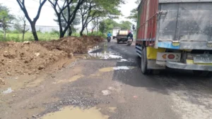 Dampak Infrastruktur Jalan Rusak terhadap Pertumbuhan Ekonomi Masyarakat